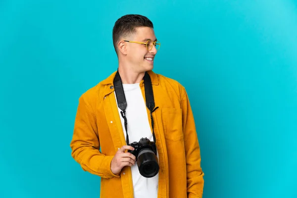 Young Caucasian Photographer Man Isolated Blue Background Looking Side — Stock Photo, Image