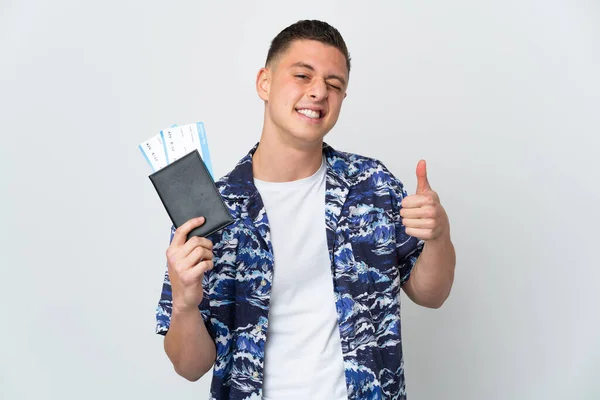 Νεαρός Καυκάσιος Άνδρας Απομονωμένος Λευκό Φόντο Διακοπές Κρατώντας Διαβατήριο Και — Φωτογραφία Αρχείου
