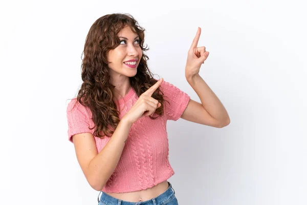 Beyaz Arka Planda Izole Edilmiş Kıvırcık Saçlı Genç Kadın Işaret — Stok fotoğraf