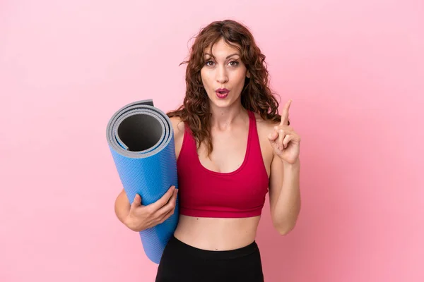 Joven Deportista Que Clases Yoga Mientras Sostiene Una Esterilla Aislada — Foto de Stock