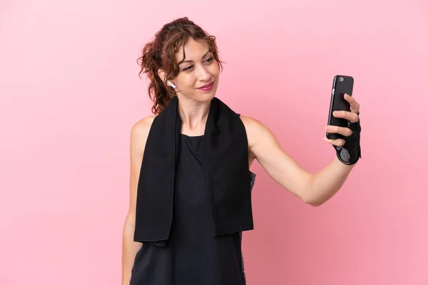 Deporte Mujer Deportiva Con Toalla Aislada Sobre Fondo Rosa Haciendo — Foto de Stock