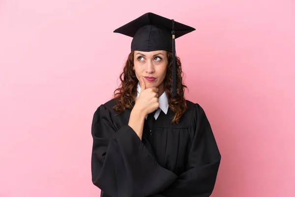 Νεαρή Απόφοιτος Πανεπιστημίου Γυναίκα Απομονωμένη Ροζ Φόντο Έχοντας Αμφιβολίες Και — Φωτογραφία Αρχείου