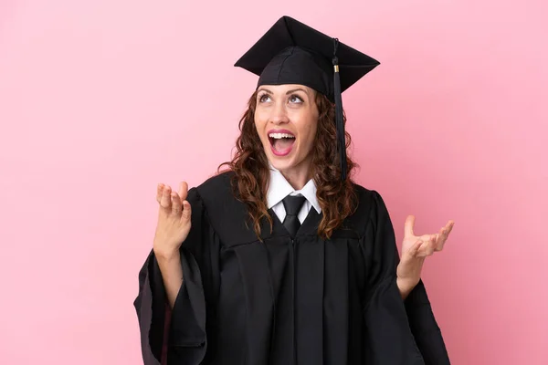 Νεαρή Απόφοιτος Πανεπιστημίου Γυναίκα Απομονωμένη Ροζ Φόντο Έκφραση Έκπληξη Προσώπου — Φωτογραφία Αρχείου