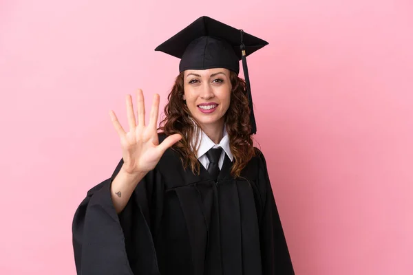 Νεαρή Απόφοιτος Πανεπιστημίου Γυναίκα Απομονωμένη Ροζ Φόντο Μετρώντας Πέντε Δάχτυλα — Φωτογραφία Αρχείου