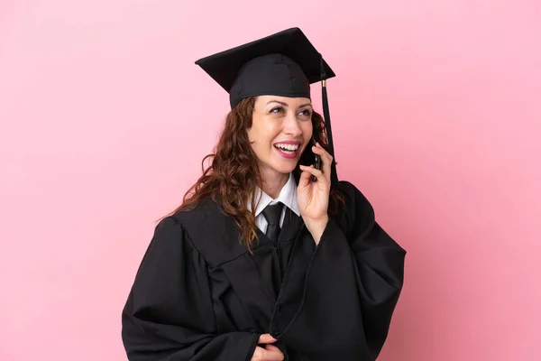 Mladá Univerzita Absolvent Žena Izolované Růžovém Pozadí Vedení Konverzace Mobilním — Stock fotografie