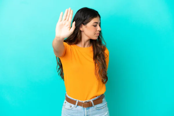 Joven Mujer Caucásica Aislada Sobre Fondo Azul Haciendo Stop Gesture — Foto de Stock