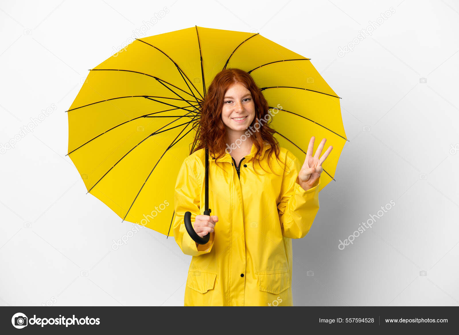 Mujer joven con abrigo impermeable y paraguas aislado sobre fondo blanco  sonriendo mucho