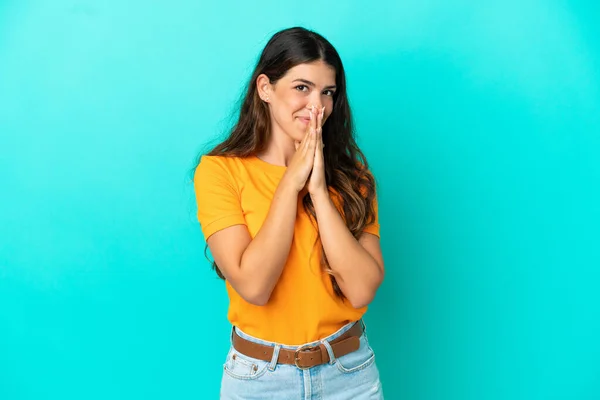 Jeune Femme Caucasienne Isolée Sur Fond Bleu Maintient Paume Ensemble — Photo