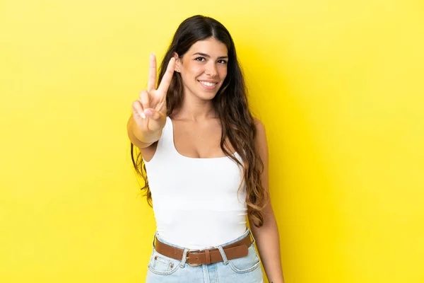 Giovane Donna Caucasica Isolata Sfondo Giallo Sorridente Mostrando Segno Vittoria — Foto Stock