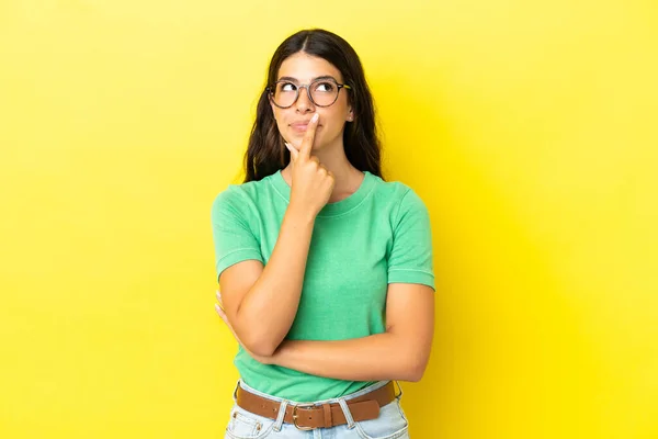 Mujer Joven Caucásica Aislada Sobre Fondo Amarillo Que Tiene Dudas —  Fotos de Stock