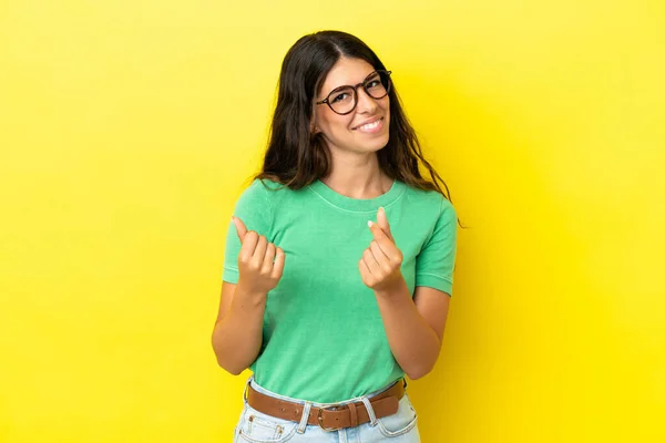 Giovane Donna Caucasica Isolata Sfondo Giallo Facendo Gesto Soldi — Foto Stock