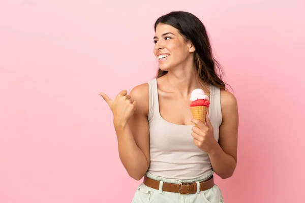 Jonge Blanke Vrouw Met Een Cornet Ijs Geïsoleerd Roze Achtergrond — Stockfoto