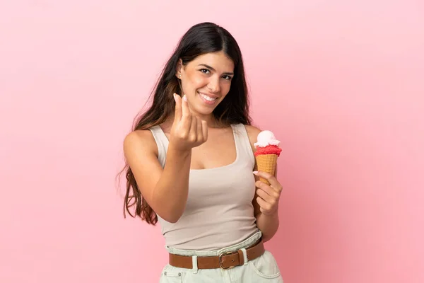 Mulher Caucasiana Jovem Com Sorvete Corneto Isolado Fundo Rosa Fazendo — Fotografia de Stock