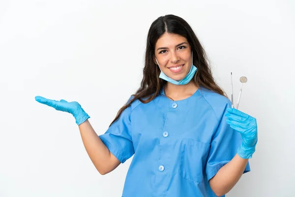 Mujer Dentista Sosteniendo Herramientas Sobre Fondo Blanco Aislado Extendiendo Las —  Fotos de Stock