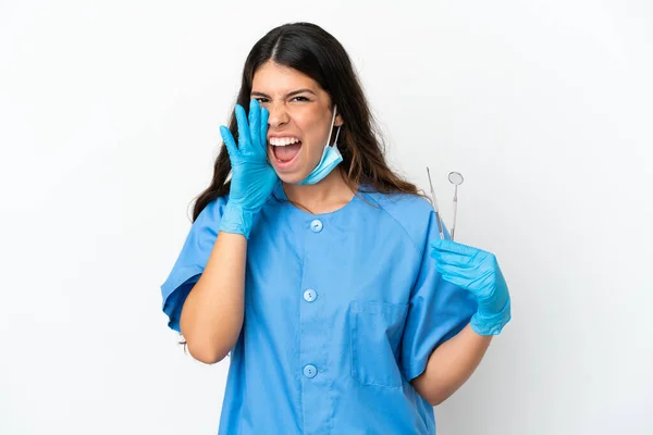 Zubař Žena Drží Nástroje Přes Izolované Bílé Pozadí Křičí Ústy — Stock fotografie