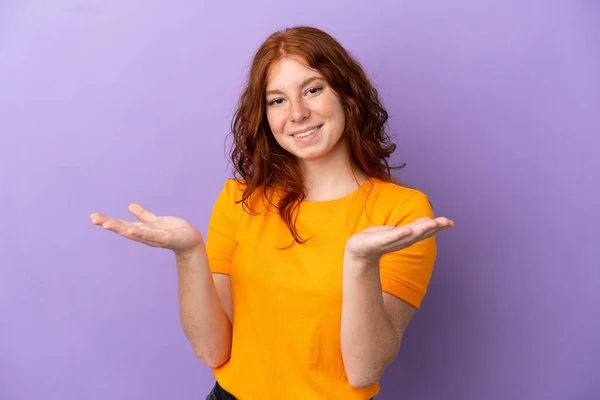 ティーンRedhead女の子上の隔離された紫背景幸せと笑顔 — ストック写真