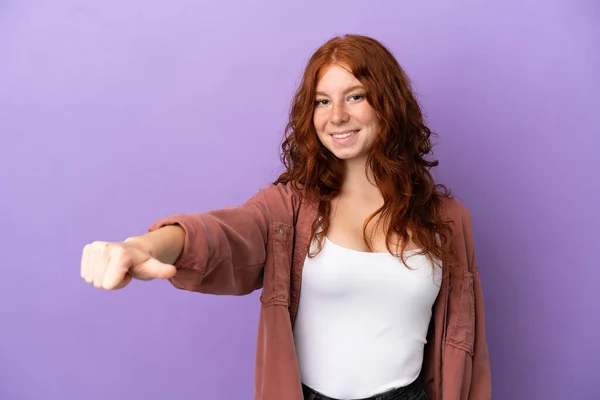 Adolescente Pelirroja Chica Sobre Aislado Púrpura Fondo Dando Pulgar Hacia — Foto de Stock