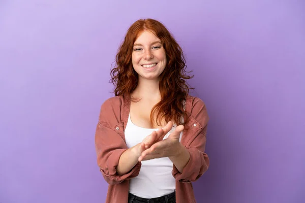 Teenager Rotschopf Mädchen Über Isoliertem Lila Hintergrund Applaudiert Nach Präsentation — Stockfoto