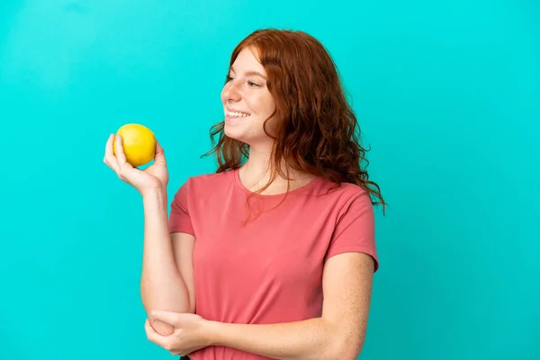 Teenager Redhead Girl Isolated Blue Background Apple Happy — Stock Photo, Image