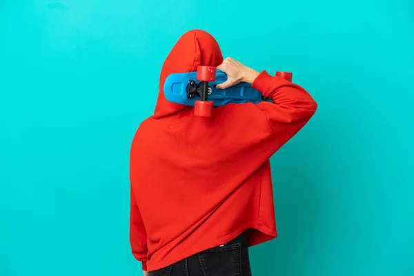 Tini Vörös Hajú Lány Elszigetelt Kék Háttér Egy Korcsolya Hátsó — Stock Fotó