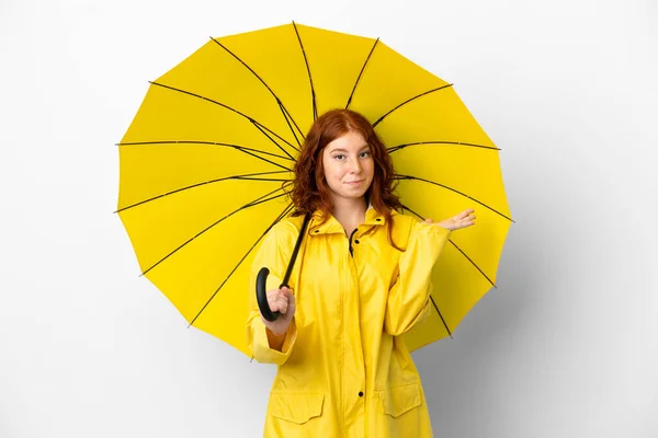 Adolescente Pelirroja Niña Impermeable Abrigo Paraguas Aislado Sobre Fondo Blanco — Foto de Stock