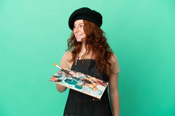 Tini Vörös Hajú Művész Kezében Egy Paletta Elszigetelt Zöld Háttér — Stock Fotó