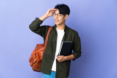 Mor arka planda izole olmuş genç bir kız öğrenci.