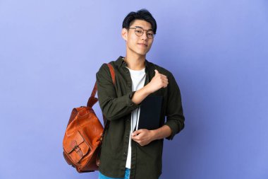 Mor arka planda yalnız, gururlu ve kendini beğenmiş genç bir kız öğrenci.