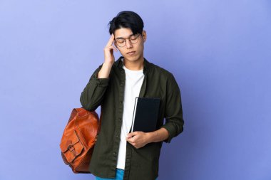 Mor arka planda başağrısı olan genç bir bayan öğrenci.