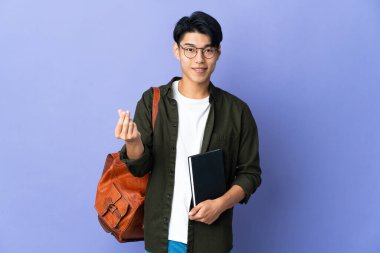 Mor arka planda izole genç bayan para hareketi yapıyor.