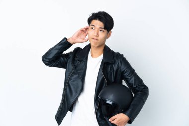 Motosiklet kasklı Çinli bir adam beyaz arka planda izole edilmiş şüpheleri var.