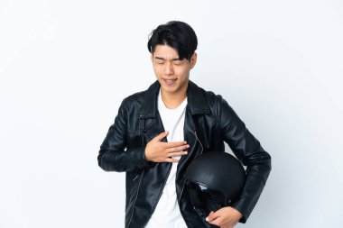 Motosiklet kasklı Çinli bir adam beyaz arka planda izole edilmiş, çok gülümsüyor.