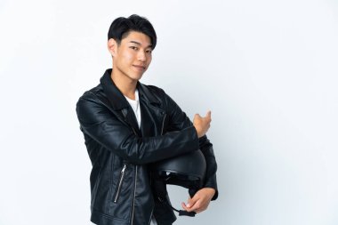 Beyaz arka planda izole edilmiş motosiklet kasklı Çinli bir adam.