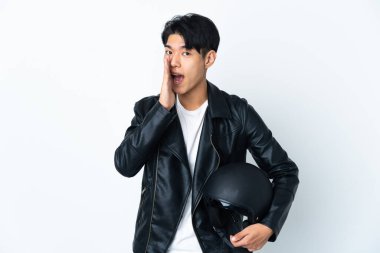 Motosiklet kasklı Çinli bir adam beyaz arka planda izole edilmiş ağzı açık bağırıyor.