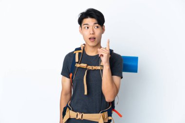 Dağcı Çinli adam, beyaz arka planda izole edilmiş, bir fikir düşünüyor.