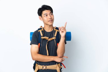 Beyaz arka planda izole edilmiş Çinli dağcı harika bir fikre işaret ediyor.