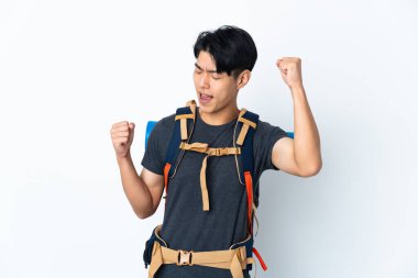 Dağcı Çinli adam beyaz arka planda tek başına zaferi kutluyor.