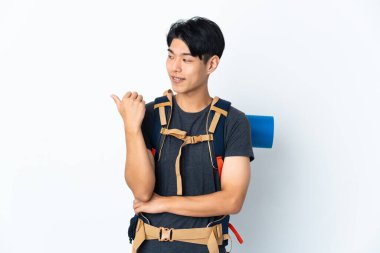 Dağcı Çinli adam beyaz arka planda tek başına bir ürün sunmak için kenarı işaret ediyor.