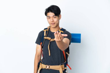 Dağcı Çinli adam, beyaz arka planda izole edilmiş, bizimle gelmesi için davet ediliyor. Gelmene sevindim.