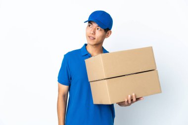 Çinli adam beyaz arka planda izole edilmiş bir şekilde yukarı bakarken bir fikir düşünüyor.