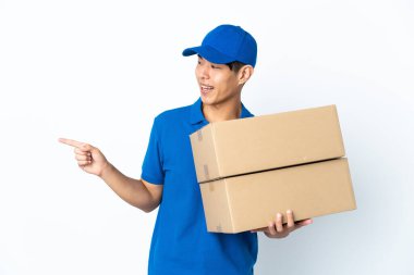 Çinli bir adam beyaz arka planda izole edilmiş, parmağını yana doğru uzattı ve bir ürün sundu.