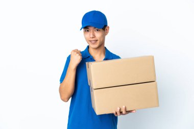 Beyaz arka planda izole edilmiş Çinli bir teslimat zaferi kutluyor.