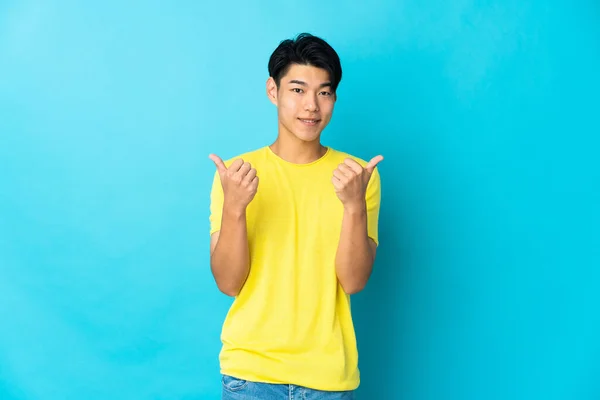Junger Chinese Isoliert Auf Blauem Hintergrund Mit Daumen Hoch Geste — Stockfoto