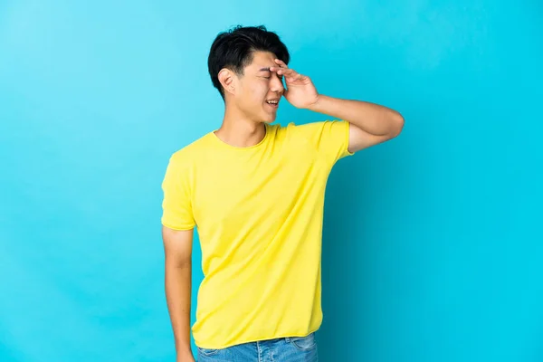Genç Çinli Bir Adam Mavi Arka Planda Izole Edilmiş Gülümsüyor — Stok fotoğraf