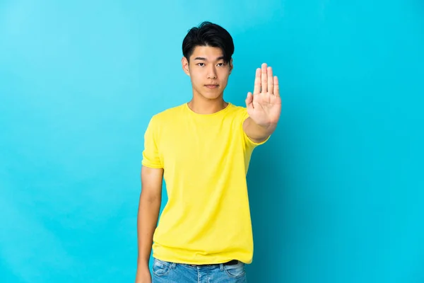 Jovem Chinês Homem Isolado Azul Fundo Fazendo Parar Gesto — Fotografia de Stock