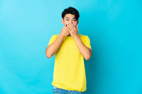 Young Chinese Man Isolated Blue Background Covering Mouth Hands — Stock Photo, Image