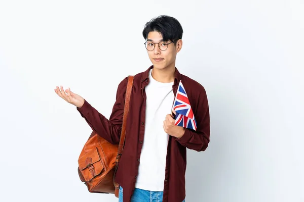 Homem Chinês Segurando Uma Bandeira Reino Unido Isolado Fundo Roxo — Fotografia de Stock