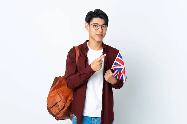 Homem Chinês Segurando Uma Bandeira Reino Unido Isolado Fundo Roxo — Fotografia de Stock