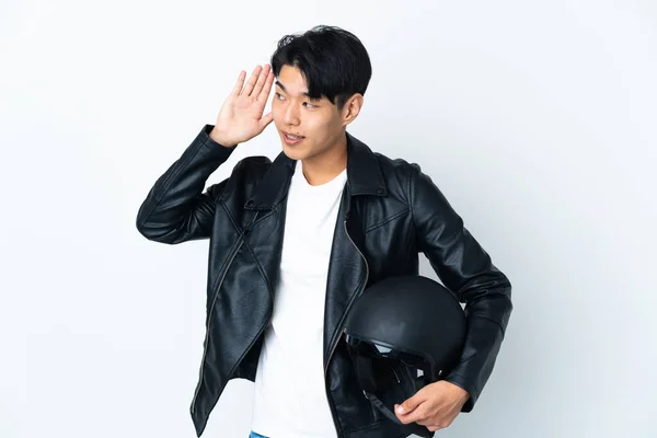 Hombre Chino Con Casco Moto Aislado Sobre Fondo Blanco Escuchando — Foto de Stock