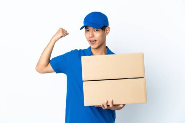 Beyaz arka planda izole edilmiş Çinli adam güçlü bir jest yapıyor.